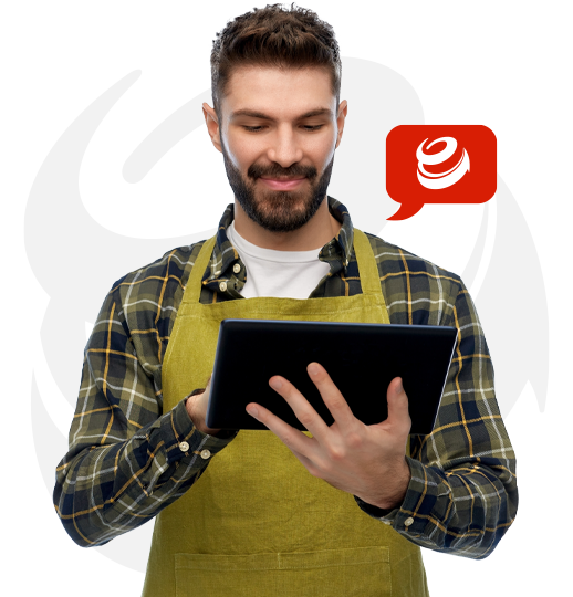 Uśmiechnięta kobieta siedzi wygodnie na kanapie z laptopem na kolanach i wypełnia wniosek o umowę