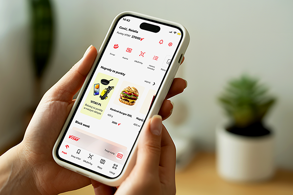 Uśmiechnięty stolarz w swoim zakładzie stolarskim