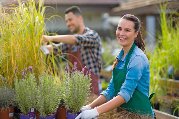Uśmiechnięty stolarz w swoim zakładzie stolarskim