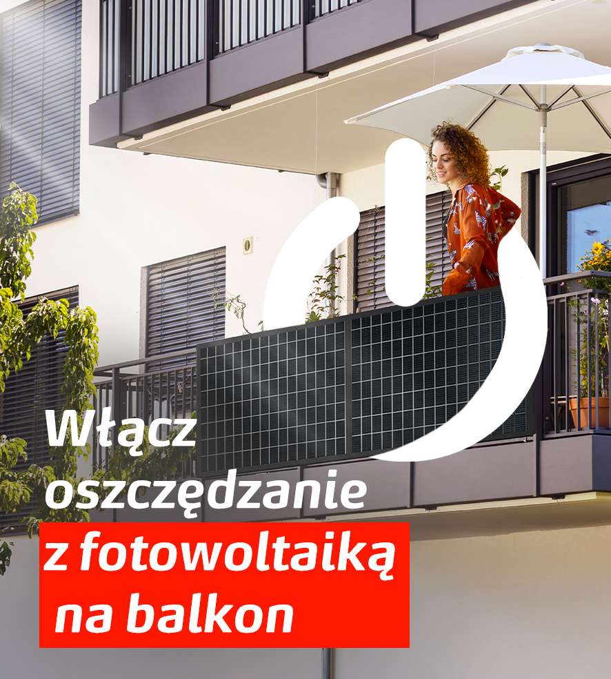 Kobieta o kręconych włosach stoi na balkonie, na którym zamontowane są panele fotowoltaiczne. Biały symbol włącznika energii jest nałożony na obraz. Obok znajduje się tekst: Włącz oszczędzanie z fotowoltaiką na balkon. W tle widać budynek mieszkalny.