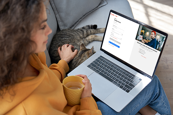 Ilustracja przedstawia kobietę z laptopem, która zakłada konto w serwisie ENERGA24