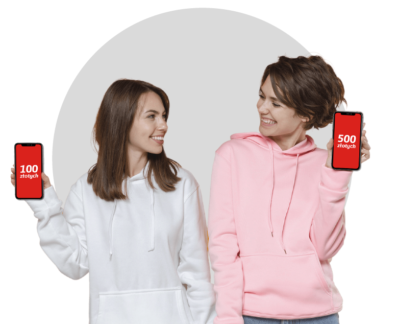 Ilustracja przedstawia dwie kobiety ze smartfonami w ręku. Kobieta po prawej trzyma smartfon, na ekranie którego widać napis pięćset złotych, kobieta po lewej trzyma smartfon, na ekranie którego widać napis sto złotych