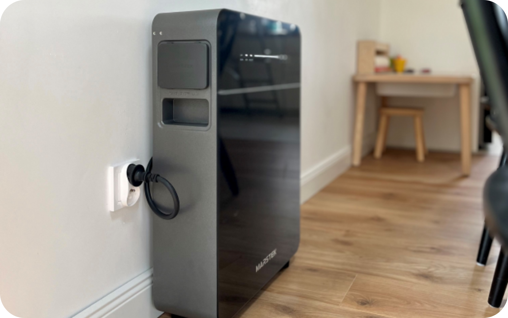 Magazyn energii Marstek Venus podłączony do gniazdka w domu