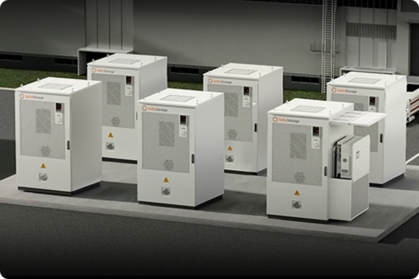 Zdjęcie kilku magazynów energii ustawionych w rzędach