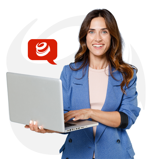 Uśmiechnięta kobieta siedzi wygodnie na kanapie z laptopem na kolanach i wypełnia wniosek o umowę