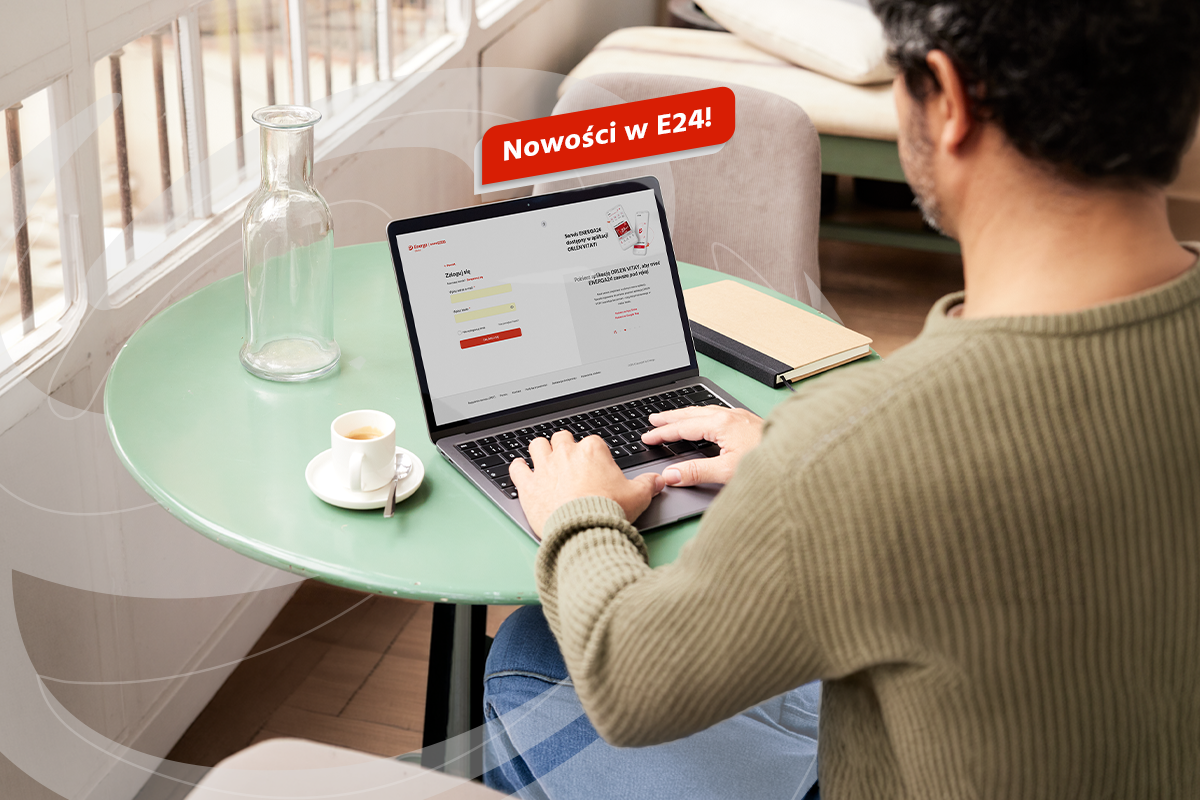 Mężczyzna siedzi przy stoliku z laptopem, na ekranie monitora widok serwisu ENERGA24. Nad ekranem laptopa znajduje się czerwony dymek z napisem 