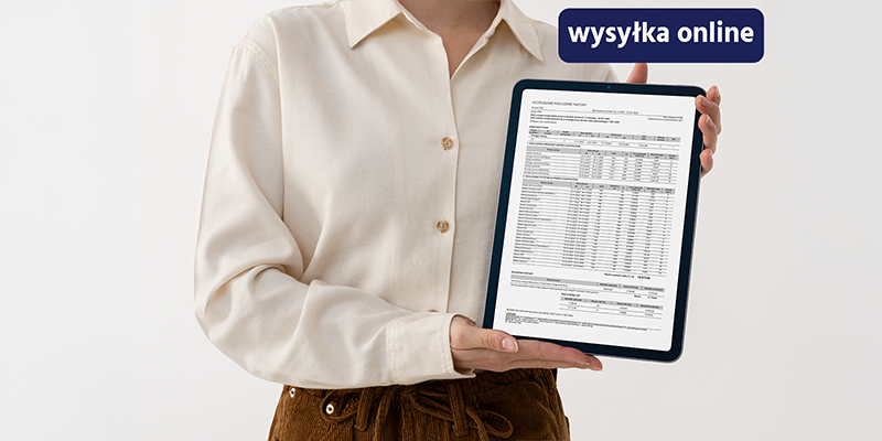 pracownik firmy z wyświetlonym szczegółowym elektronicznym rozliczeniem do faktury na ekranie tabletu czyli eRozliczeniem wysłanym online