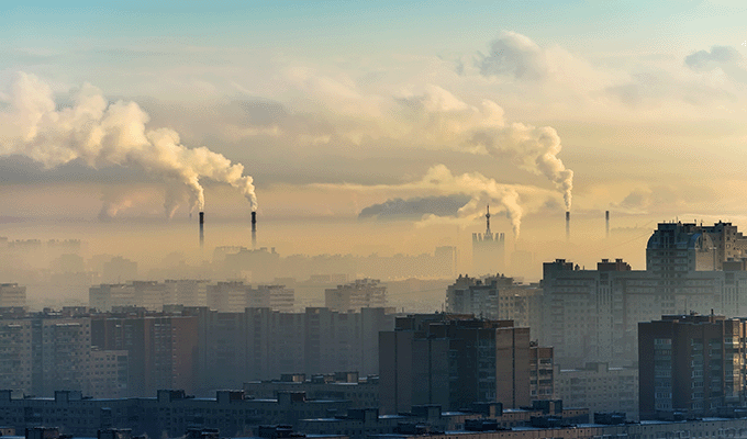 Smog unoszący się nad miastem