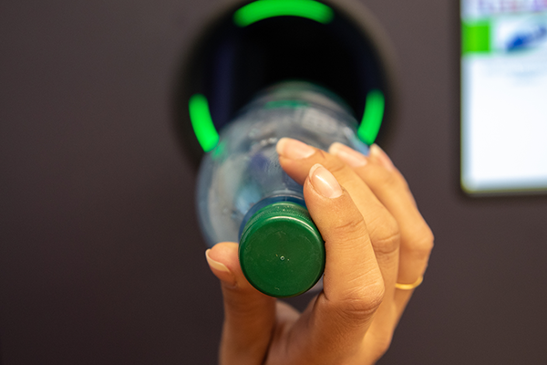 Uśmiechnięty stolarz w swoim zakładzie stolarskim