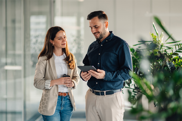 pracownik firmy trzymający w dłoniach papierowe szczegółowe rozliczenie do faktury wysyłane tradycyjnie pocztą