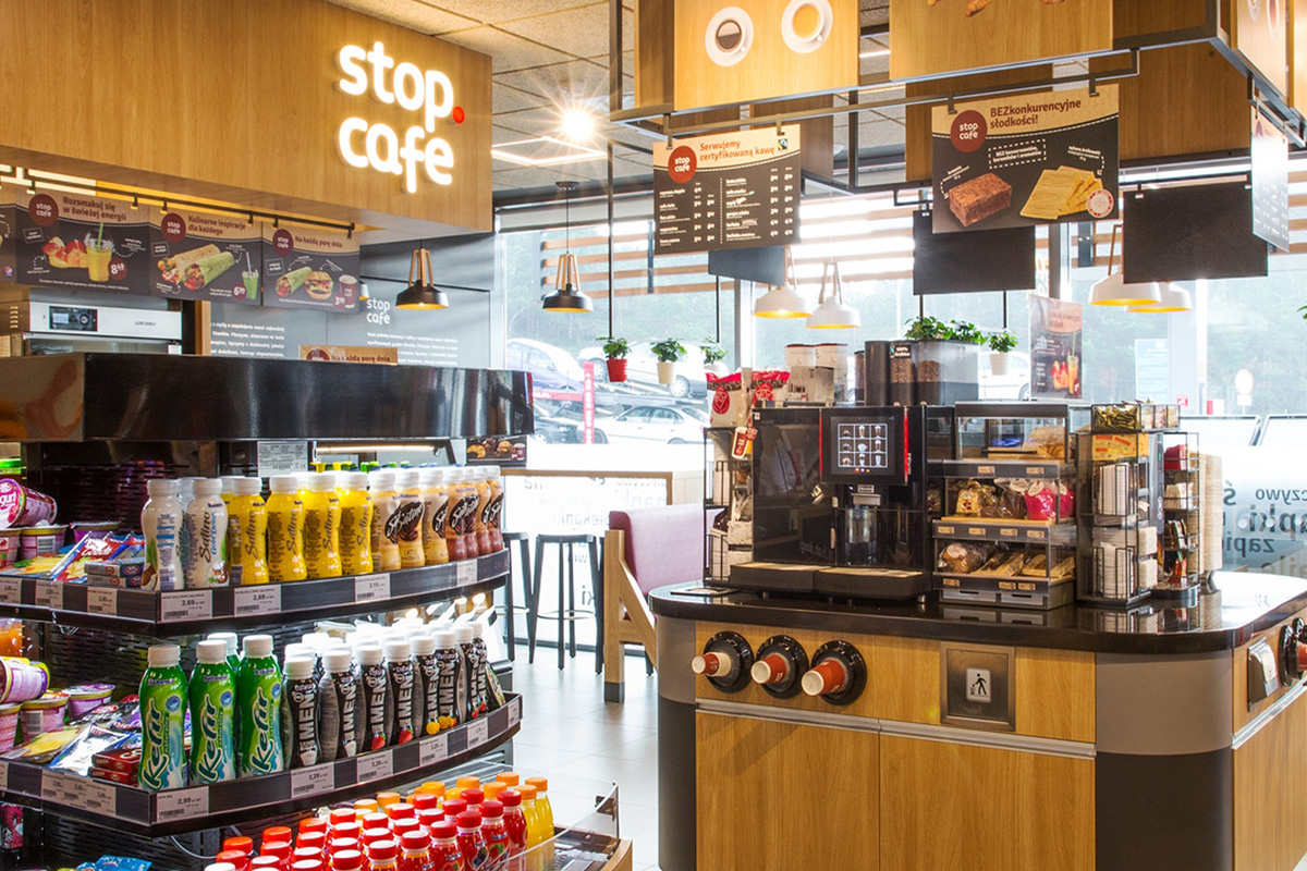 Kobieta prowadząca małą pracownię ceramiki