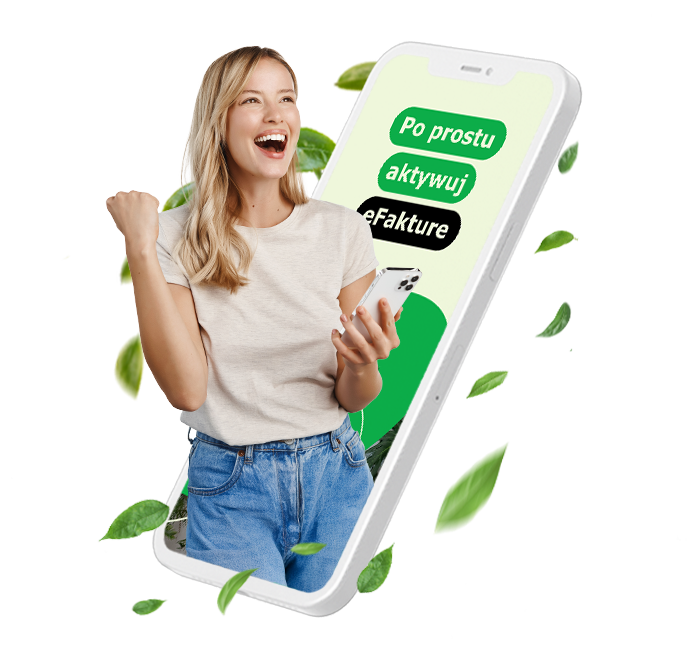 Uśmiechnięta kobieta w jasnej koszulce i dżinsach, z uniesioną pięścią w geście zwycięstwa, wyłania się z ekranu smartfona. Na ekranie telefonu widoczne są napisy: "Po prostu aktywuj eFakturę"