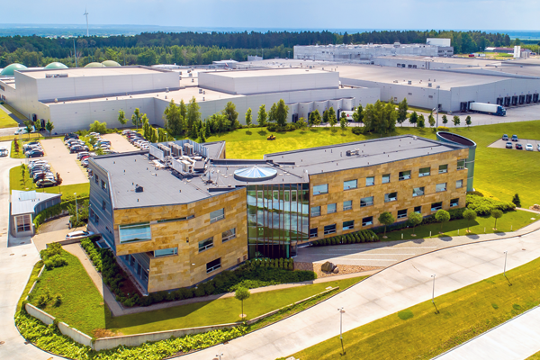 Widok na zakłady produkcyjne Cedrob – ujęcie z drona