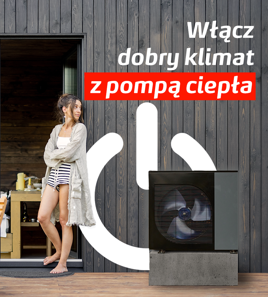 Młoda kobieta stoi boso na tarasie drewnianego domu, odwrócona do pompy ciepła, która stoi na podjeździe. Biały symbol włącznika energii jest nałożony na obraz. Obok znajduje się tekst: Włącz dobry klimat z pompą ciepła.