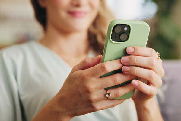 Uśmiechnięty stolarz w swoim zakładzie stolarskim