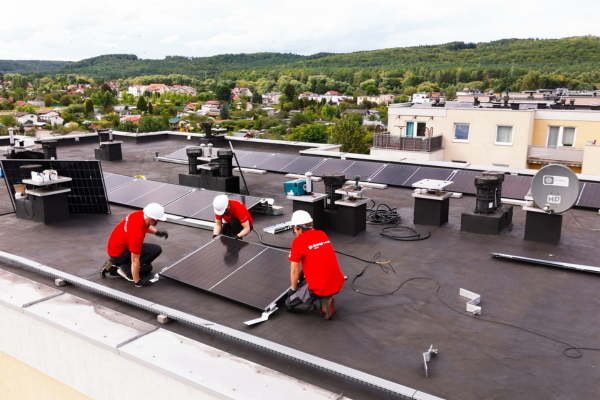Relizacja montażu instalacji fotowoltaicznej na dachu budynku mieszkalnego wielorodzinnego