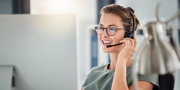 pracownik infolinii pomaga aktywować eFakturę telefonicznie