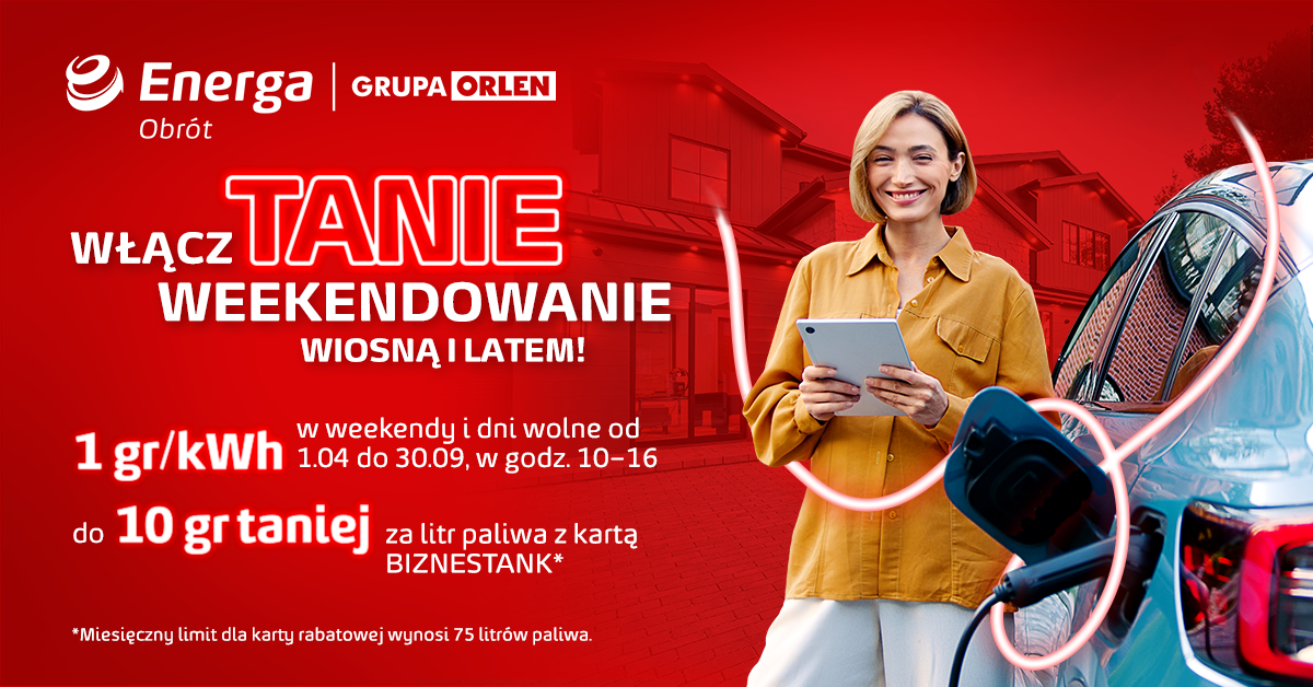 Uśmiechnięta kobieta ładuje samochód elektryczny. Obok stawki i warunki oferty tanie weekendowanie.