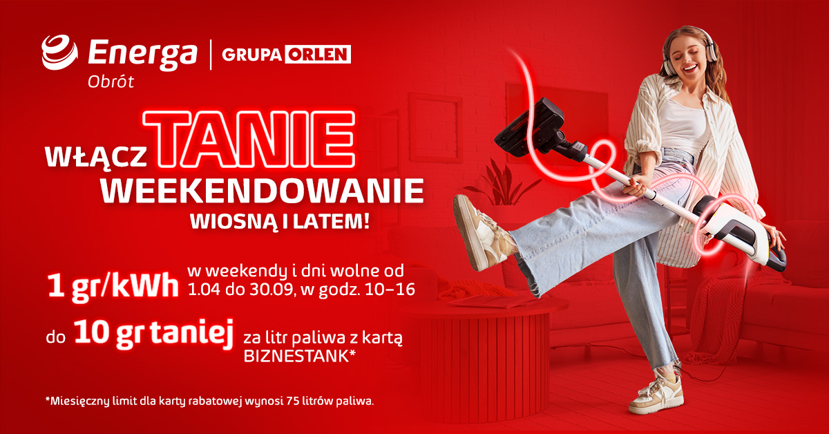 Kobieta tańczy do muzyki w słuchawkach trzymając w rękach odkurzacz pionowy stylizowany na gitarę. Obok stawki i warunki oferty tanie weekendowanie.