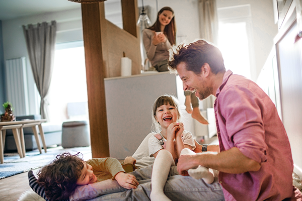 Rodzina w parku puszcza latawce