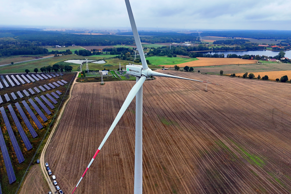 Turbiny wiatrowe na polach uprawnych, widok z lotu ptaka.