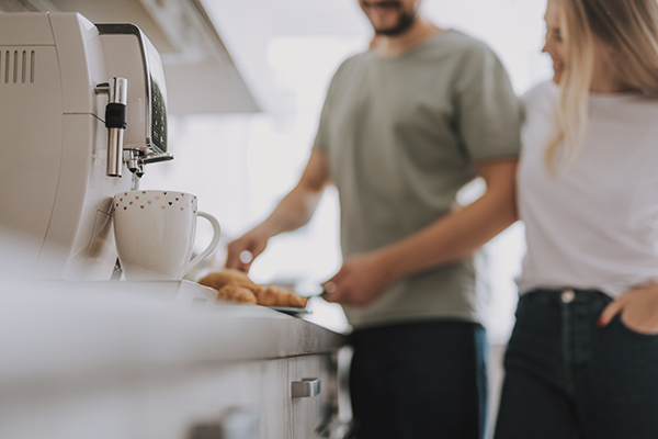 Uśmiechnięty stolarz w swoim zakładzie stolarskim