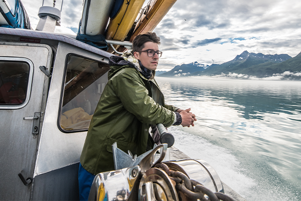 Para na pokładzie jachtu żaglowego płynącego po spokojnym morzu w słoneczny dzień