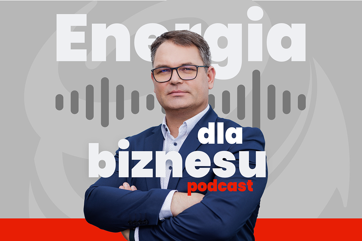 Uśmiechnięty stolarz w swoim zakładzie stolarskim