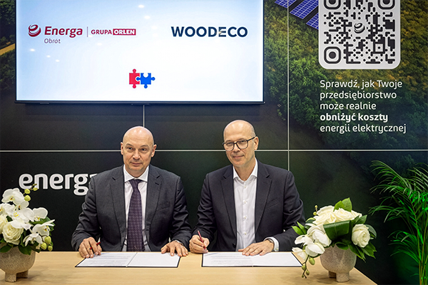 2. Uroczyste podpisanie umowy o współpracy podczas konferencji PowerConnect 2026 w Gdańsku. Od lewej Paweł Nowak – wiceprezes zarządu Energi Obrotu oraz Grzegorz Frank, dyrektor ds. zakupów oraz członek zarządu Woodeco.