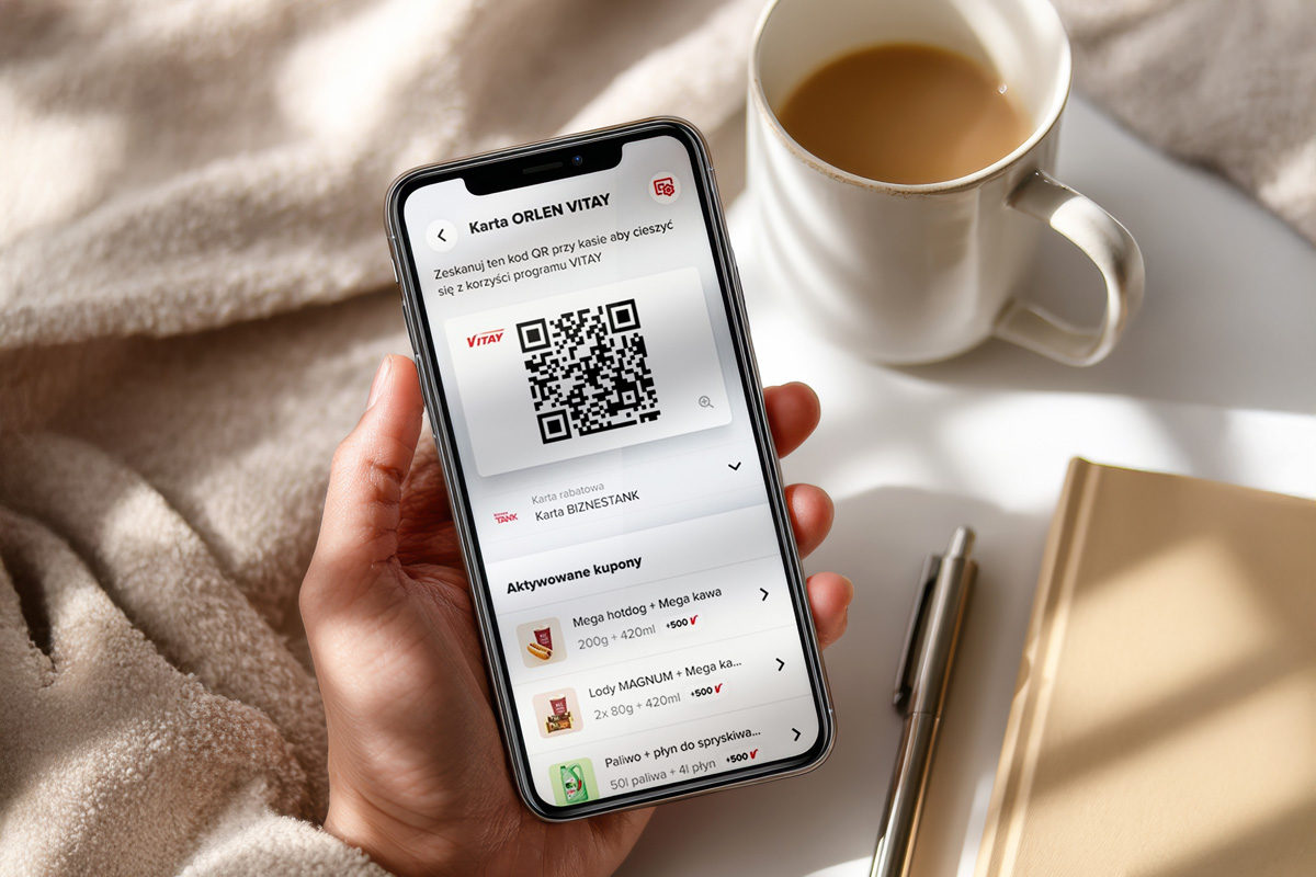 Uśmiechnięty stolarz w swoim zakładzie stolarskim