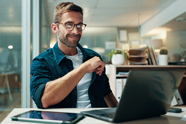 Pracownik przedsięborstwa analizuje erozliczenie do faktury za prąd na komputerze